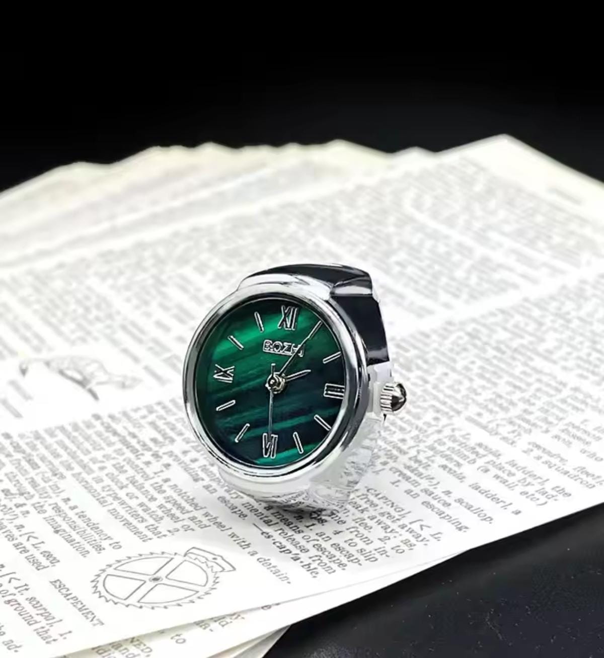 Reloj de Dedo Plateado Fondo Verde