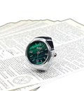Reloj de Dedo Plateado Fondo Verde