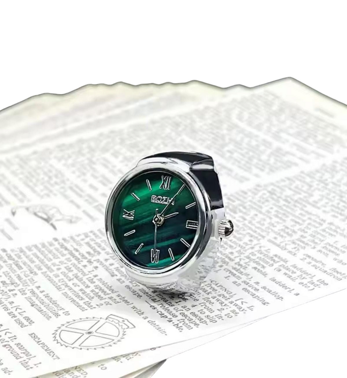Reloj de Dedo Plateado Fondo Verde