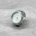 Reloj de Dedo Plateado Fondo Blanco