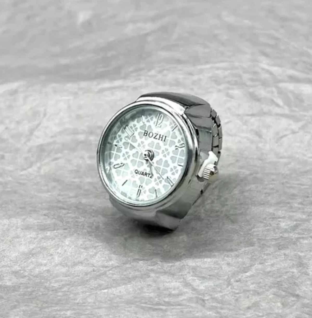 Reloj de Dedo Plateado Fondo Blanco