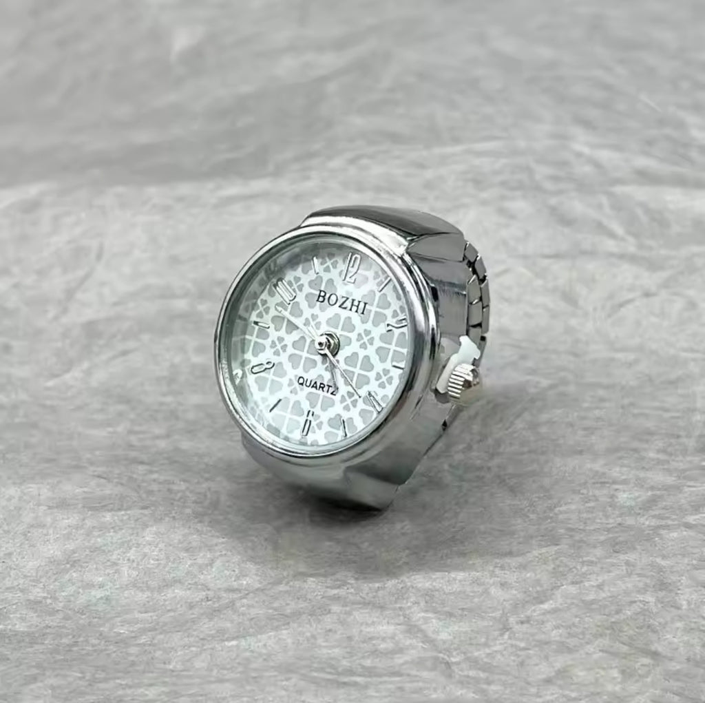 Reloj de Dedo Plateado Fondo Blanco