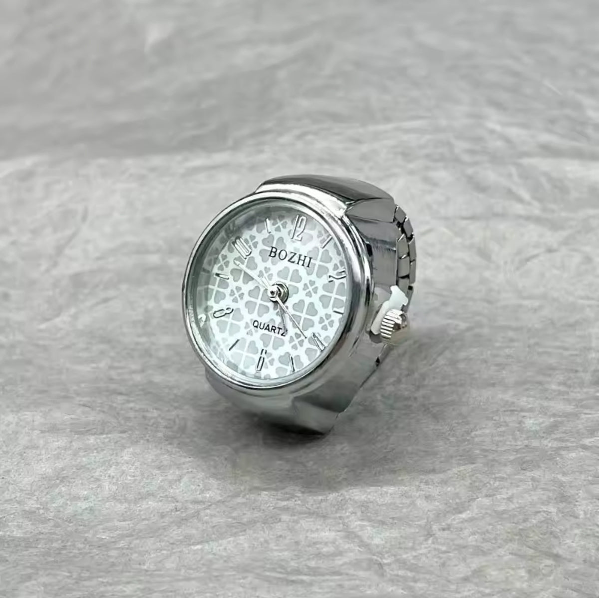 Reloj de Dedo Plateado Fondo Blanco